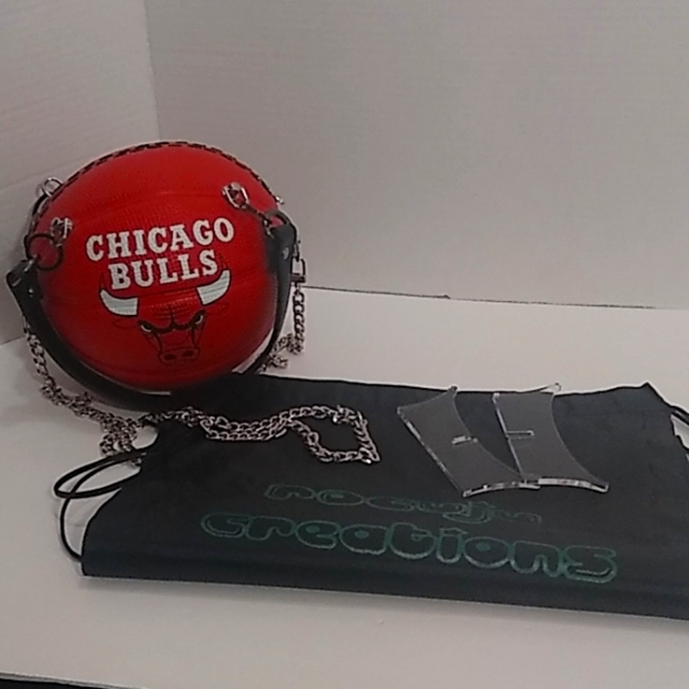 NWT LIMITED EDITION HANDMADE CHICAGO BULLS SMALL BASKETBALL PURSE π - Picture 5 of 17